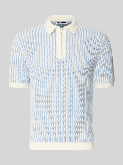 Produktfoto, Slim Fit Strick-Poloshirt mit Reißverschluss von REVIEW im hellblauen Baumwoll-Mix mit Strukturmuster auf grauem Hintergrund.