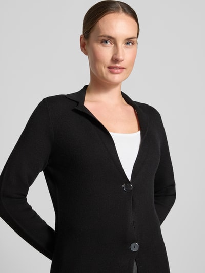 Frauenmodel trägt Slim Fit Cardigan aus Viskose-Mix in Strick-Optik von Christian Berg Woman, Schwarz, 2-Knopfleiste, Nahaufnahme Oberkörper.