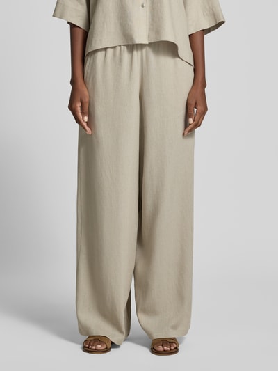Frauenmodel trägt Hose aus Leinen-Viskose-Mix Modell 'CEILING' von Drykorn, sandfarben, Wide-Leg, elastischer Bund, Nahaufnahme Oberkörper. Damen Hose, Bundweite bei Größe 27/34: 38 cm, Innenbeinlänge: 80 cm.