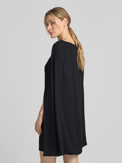 Modelka nosi A-Linien Cocktailkleid mit Cape od Lauren Ralph Lauren, czarny kolor, gładka tekstura, widok z tyłu, całopostaciowy.