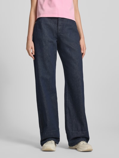 Frauenmodel trägt Wide Leg Jeans im 5-Pocket-Design Modell 'Emelie' von OH APRIL in Dunkelblau aus Reine Baumwolle, Ganzkörperansicht von vorne. Bundweite bei Größe S: 39 cm, Innenbeinlänge bei Größe S: 88 cm.