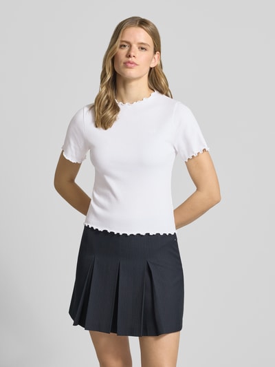 Frauenmodel trägt Slim Fit T-Shirt aus Baumwoll-Mix Modell 'NORA' von Pepe Jeans, Optik: Unifarben, Feinripp, Label-Stitching-Applikation, Rundhals, Kurzarm, Ganzkörperansicht von vorne.