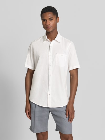 Männermodel trägt Regular Fit T-Shirt aus Baumwoll-Mix von Lerros in Weiß mit Rundhalsausschnitt und Label-Detail, Ganzkörperansicht von vorne. Rückenlänge bei Größe M: 68 cm, Schulterbreite: 43 cm, Ärmellänge: 22 cm.