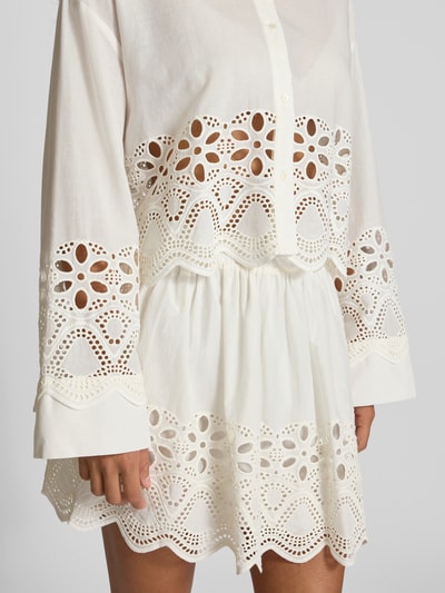 EDITED Cropped Bluse mit Lochstickerei Modell 'Sophia' Offwhite 3