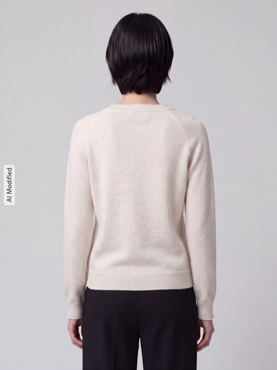 Frauenmodel trägt Regular Fit Pullover mit Rundhalsausschnitt Modell 'RICA' von ONLY in Creme, glatte Textur, Ganzkörperansicht Rückansicht, KI-modifiziertes Bild. Damen Pullover von ONLY.
