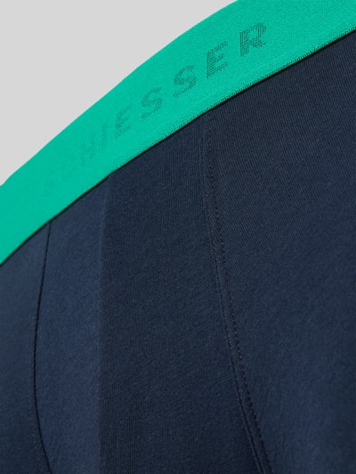 Produktfoto, dunkelblaue Slim Fit Trunks aus Baumwoll-Mix im 3er-Pack von SCHIESSER, elastischer Bund in Grün, dezentes Logo-Detail, glatte Struktur