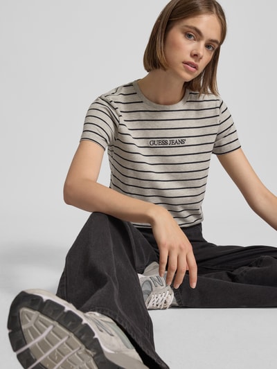 Guess Jeans T-shirt o kroju regular fit z wyhaftowanym logo Écru 3