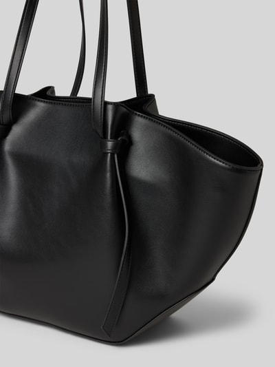 Produktfoto, Shopper mit Label-Detail Modell 'RYD' von Seidenfelt, schwarzes glattes Material, Hauptfach mit Reißverschluss, Schulterriemen, Maße 40x23x12 cm, Riemenlänge 59 cm.