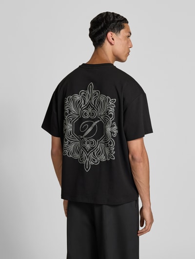 Männermodel trägt Regular Fit T-Shirt aus Baumwoll-Mix von Don´t Waste Culture, Schwarz mit Label-Detail, Rückenlänge 68 cm, Ganzkörperansicht Rückansicht.