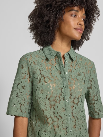 Frauenmodel trägt Regular Fit Bluse aus Baumwoll-Mix Modell 'HONEY' von Vero Moda, Optik: Unifarben, Allover-Muster, V-Ausschnitt, Hemdkragen, Knopfleiste, Langarm, Material: Baumwoll-Mix, blasses Grün, florale Struktur, Nahaufnahme Oberkörper.