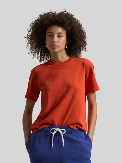 Frauenmodel trägt Regular Fit T-Shirt aus reiner Baumwolle von Polo Ralph Lauren in Unifarbe Rot mit Label-Schriftzug, Nahaufnahme Oberkörper.