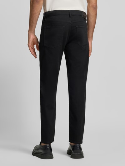 Männermodel trägt Straight Fit Jeans aus Baumwoll-Mix Modell 'Re.Maine' von BOSS in Schwarz, Herren Straight Fit Jeans, Ganzkörperansicht Rückansicht