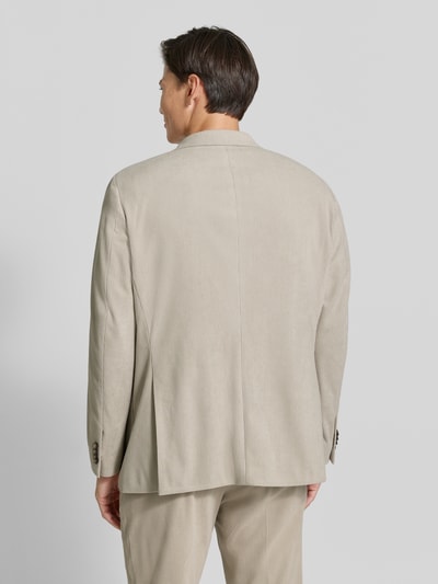 Männermodel trägt Regular Fit Sakko in Cord-Optik Modell 'Glenny' von Christian Berg Men, beige, strukturierte Oberfläche, Ganzkörperansicht Rückansicht. Sakko mit Reverskragen, aufgesetzten Taschen, 2-Knopfleiste. Rückenlänge 75 cm, Schulterbreite 45 cm, Ärmellänge 65 cm.