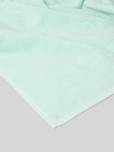 Produktfoto, Handtuch aus Baumwolle mit Logo-Muster von Guess in Mintgrün, rechteckig, weiche Textur, Allover-Look, Detailaufnahme