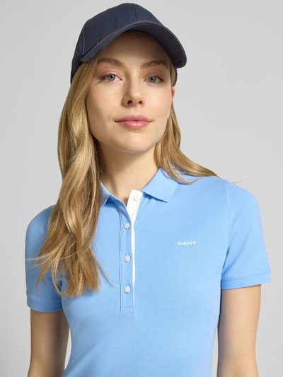 Frauenmodel trägt Knielanges Polokleid mit Label-Stitching von Gant aus Baumwoll-Elasthan-Mix, Gerader-Schnitt, Nahaufnahme Oberkörper.