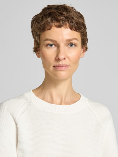 Frauenmodel trägt Boxy Fit Strickpullover aus reiner Baumwolle Modell 'FOVILA' von BOSS, Optik: Unifarben, Materialverarbeitung: Strick, Nahaufnahme Oberkörper.