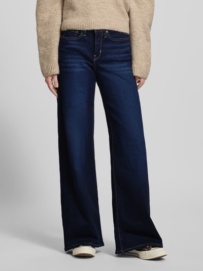 Kobiece model prezentuje Jeans mit 5-Pocket-Design od Levi's®, niebieski bawełniany miks ze stretchem, krój luźny, szerokość w rozmiarze 27/32: 37 cm, długość wewnętrzna nogawki w rozmiarze 27/32: 81 cm, widok całej sylwetki z przodu.