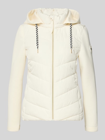 Produktfoto, Slim Fit Jacke mit gefüttertem Stehkragen von Christian Berg Woman Selection, steppowana struktura, kremowy kolor, kaptur ze stójką, krój slim fit, zamek błyskawiczny, kieszenie na zamek, długość tyłu w rozmiarze 36: 60 cm, szerokość ramion w rozmiarze 36: 41 cm, szerokość klatki piersiowej w rozmiarze 36: 51 cm, długość rękawa w rozmiarze 36: 62 cm