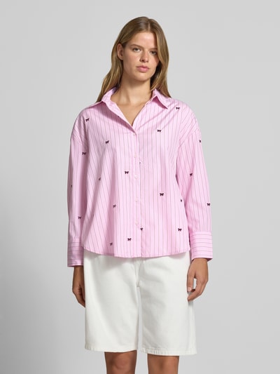 Frauenmodel trägt Regular Fit Hemdbluse mit Allover-Muster Modell 'OREGON' von ONLY aus rosa Stoff mit feinen Streifen und kleinen Motiven, Damen Hemdbluse von ONLY, Ganzkörperansicht von vorne.