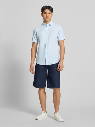 Męski model trägt Regular Fit Freizeithemd aus Baumwoll-Leinen-Mix von Jack & Jones, model 'BREEZE', kołnierzyk typu kent, listwa guzikowa, błękitny kolor, mieszanka bawełny i lnu, krój regular fit, długość tyłu w rozmiarze M: 76 cm, szerokość w rozmiarze M: 50 cm, długość rękawów w rozmiarze M: 26 cm, ganzkörperansicht von vorne.