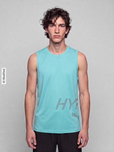 Männermodel trägt Regular Fit Sport-T-Shirt mit Rundhalsausschnitt von PUMA in Hellblau, glatte Textur, Herren Sport-T-Shirt, Ganzkörperansicht von vorne, KI-modifiziertes Bild.