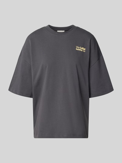 Produktfoto, Oversized T-Shirt mit Label-Detail Modell 'Regina' von LeGer by Lena Gercke, bawełna, kolor ciemnoszary, okrągły dekolt