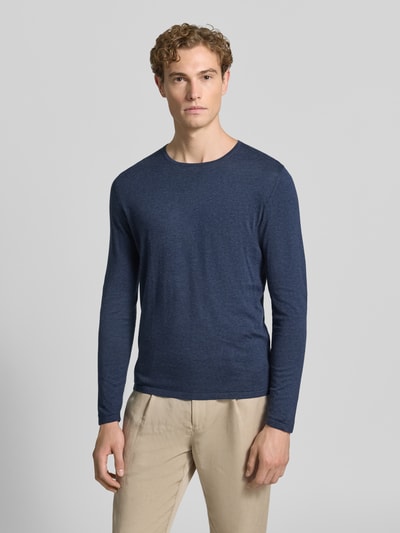 Männermodel trägt Strickpullover aus Baumwolle mit Rundhalsausschnitt von Christian Berg Men in Dunkelblau, Slim Fit, Ganzkörperansicht von vorne