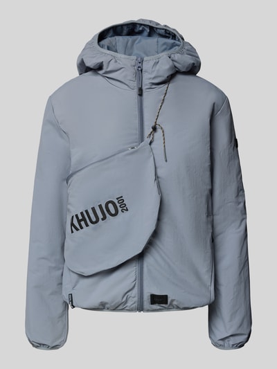 Produktfoto, lichtgrijze dames jack met capuchon, labeldetail, ritssluiting, model 'SHELLY2' van khujo, regular fit, glad oppervlak, context: ruglengte bij maat S 56 cm, schouderbreedte 52 cm, borstwijdte 46 cm, mouwlengte 52 cm