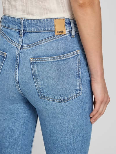 Vrouwenmodel draagt Slim Fit Bootcut-jeans aus Baumwoll-Mix Modell 'PARKWAY-STR' van BOSS, lichte blauwe kleur, zichtbare textuur, detailopname achterzijde, dames bootcut-jeans van BOSS.