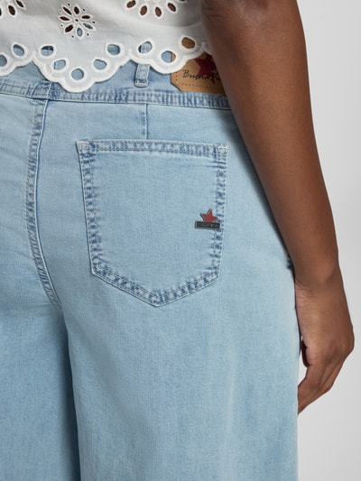 Vrouwenmodel draagt Palazzo-jeans met Gesäßtaschen Model 'Liv' van Buena Vista, mix van katoen en lyocell, detailopname achterkant.