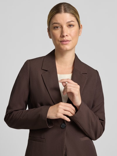 Vrouwenmodel draagt Regular fit blazer met viscose van b.young, elastische materiaalmix, reverskraag, knoopsluiting, paspelzakken, Nahaufnahme bovenlichaam, Model 'Danta', ruglengte maat 36: 68 cm, borstwijdte: 42 cm, mouwlengte: 60 cm.
