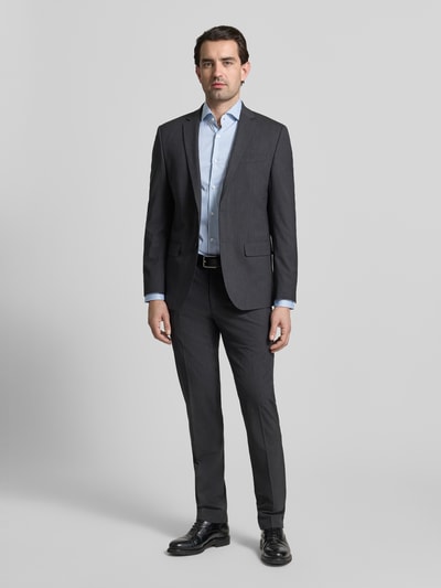 Männermodel trägt Slim Fit Businesshemd aus reiner Baumwolle Modell 'HANK' von BOSS, gestreift, Haifischkragen, Ganzkörperansicht von vorne.