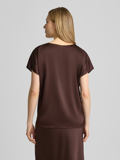Vrouwenmodel draagt 'Blusenshirt aus Satin mit V-Ausschnitt' van V by Vera Mont in bruin satin, regular fit, kapmouwen, ruglengte 61 cm, volledige rugaanzicht