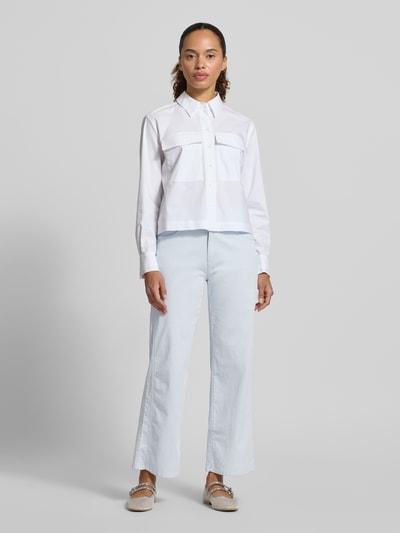 Vrouwenmodel draagt Straight Leg Hose aus Baumwoll-Mix Modell 'MAINE S' van Brax, look: effen, straight fit, korte lengte, 5-pocketmodel, knoop- en ritssluiting, riemlussen, materiaal: katoenmix, geheel aanzicht van voren