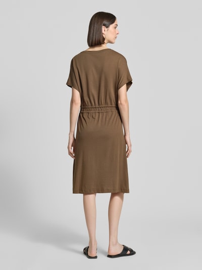 Frauenmodel trägt Tailliertes Freizeitkleid aus Baumwoll-Mix von s.Oliver RED LABEL in Optik: Unifarben, Midi-Länge, Rundhals-Ausschnitt, Kurzarm, mit Tunnelzug, geschlitztem Saum und glatter, matter Textur, Ganzkörperansicht Rückansicht.
