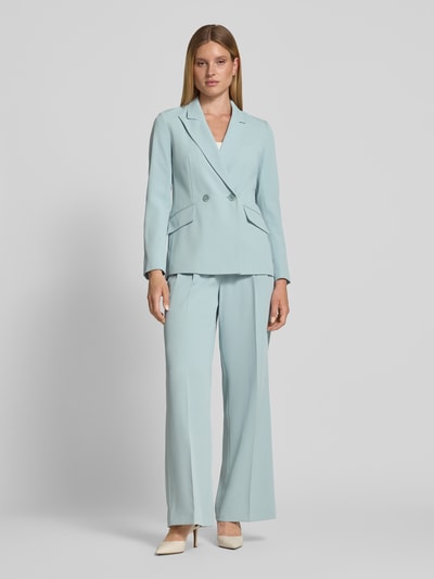 Frauenmodel trägt Regular Fit Blazer mit Pattentaschen von Christian Berg Woman Selection in Hellblau, Material-Mix mit Stretch-Anteil, Reverskragen, Knopfverschluss, Ganzkörperansicht von vorne.