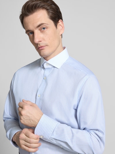 Männermodel trägt Regular Fit Business-Hemd mit Kentkragen von OLYMP, Streifenmuster, Reine Baumwolle, Nahaufnahme Oberkörper. Rückenlänge 80 cm, Schulterbreite 47 cm, Ärmellänge 65 cm bei Größe 40.