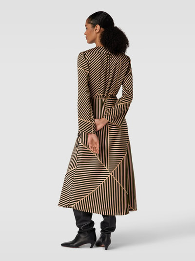 Neo Noir Midi-jurk in wikkellook, model 'Amber' Zwart - 5