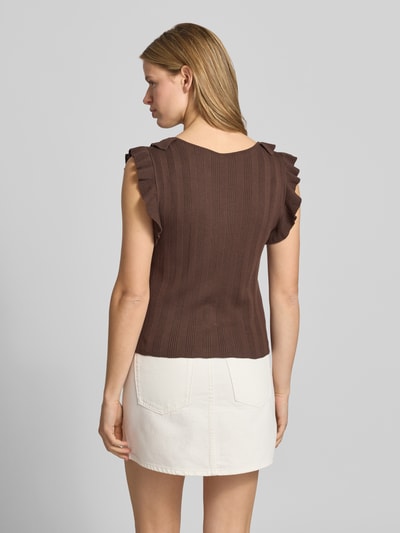 Frauenmodel trägt Slim Fit Strick-Top aus Viskose-Mix Modell 'NELLY' von Only in Unifarben mit Struktur-Muster und Rüschen-Applikation, ärmellos, Ganzkörperansicht Rückansicht.
