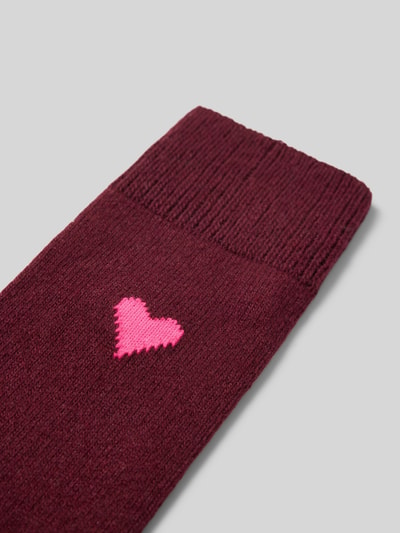 Produktfoto, Socken mit Kaschmir-Anteil und Motiv-Stitching von UNIO HAMBURG, bordeauxfarben mit pinkem Herz, gerippte Bündchen, Woll-Mix