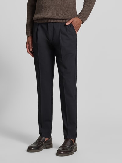 Mężczyzna nosi czarne spodnie o szerokości, Tapered Fit Weite Hose 'MOROT JOGGER' - Marc O'Polo × DFB Travel Collection, Herren Weite Hose von Marc O'Polo, całkowity widok z przodu