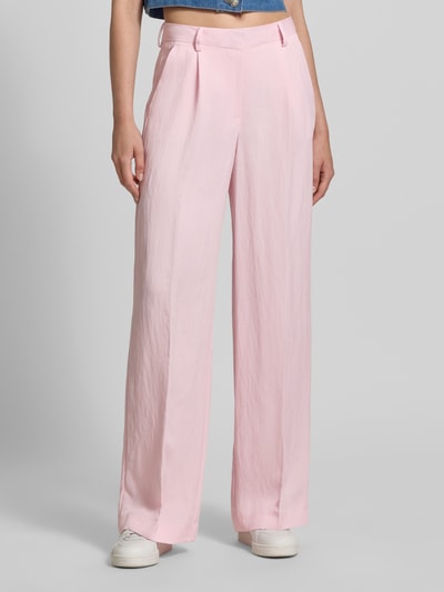 Frauenmodel trägt Hose aus Lyocell-Mix Modell 'EMMA' von JJXX in Hellrosa mit Falten, Wide Leg, Paspeltasche, Viskose-Anteil, Nahaufnahme Oberkörper. Kontext: Damen Hose von JJXX, Lyocell-Mix mit Viskose-Anteil, Wide Leg, Modell 'EMMA', Falten, Paspeltasche am Gesäß, Bundweite bei Größe S/32: 37 cm, Innenbeinlänge bei Größe S/32: 80 cm.
