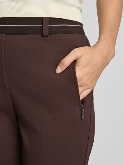 Vrouwenmodel draagt Super Slim Fit broek uit viscosemix model 'LILLYTH' van Raphaela By Brax in donkerbruin, detailopname, Dames smalle broek van Raphaela By Brax.