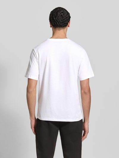 Männermodel trägt T-Shirt mit Logo im 2er-Pack von Jack & Jones, weiß, reine Baumwolle, Regular Fit, Rundhals, Rückenlänge M 65 cm, Ganzkörperansicht Rückansicht.