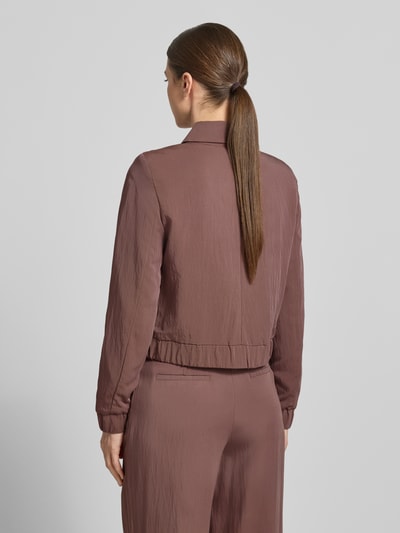 Frauenmodel trägt Blazer mit Pattentaschen und Knopfleiste von Christian Berg Woman Selection im Viskose-Mix, Gerade, Kentkragen, Rückenlänge 50 cm, Brustweite 49 cm, Ärmelabschlüsse elastisch, Ganzkörperansicht Rückansicht.