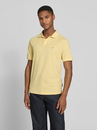 Mężczyznamodel nosi Regular Fit Poloshirt mit Logo-Stitching von HECHTER PARIS z bawełny, fakturowany wzór, kołnierzyk polo, krótki rękaw, długość tyłu 66 cm w rozmiarze M, widok całej sylwetki z przodu.