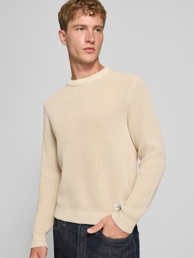 Männermodel trägt cremefarbenen Regular Fit Pullover aus reiner Baumwolle Modell 'DORIAN CREW' von Pepe Jeans, Nahaufnahme Oberkörper, Herren Pullover von Pepe Jeans