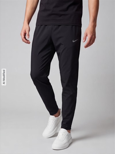 Nike Training Slim Fit Trainingshose mit Dri-FIT-Technologie Modell 'Stride' Black 4