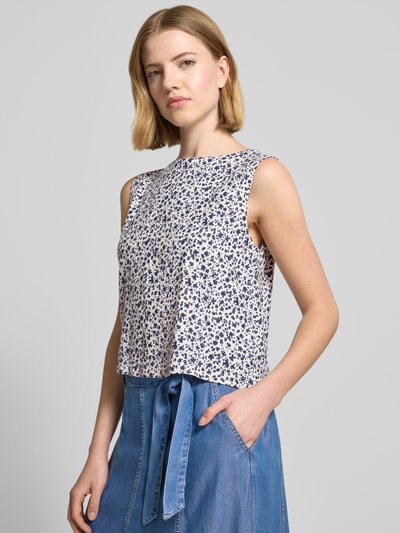 Frauenmodel trägt Top mit Knopfleiste Modell 'FALAKKA' von B.Young, Straight Fit, Rundhalsausschnitt, feines weiß-blaues Blumenmuster, Rückenlänge bei Größe 36: 45 cm, Ganzkörperansicht von vorne.