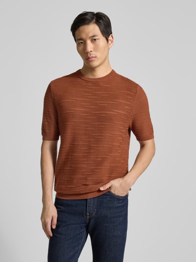 Männermodel trägt Strickshirt aus Baumwolle von Antony Morato in Rostbraun mit Gerader-Schnitt, Rundhalsausschnitt, Gerippte-Abschlüsse, Halbarm, Rückenlänge 70 cm bei Größe M, Ganzkörperansicht von vorne.